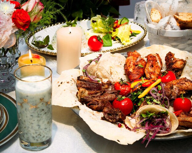 Kebab con verduras fritas y dovga