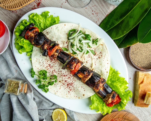 kebab de verduras en pan de pita con hierbas y cebollas