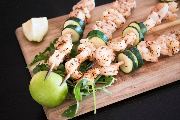 Foto gratuita kebabs de camarones fritos con verduras