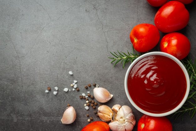 Foto gratuita ketchup o salsa de tomate con tomate fresco