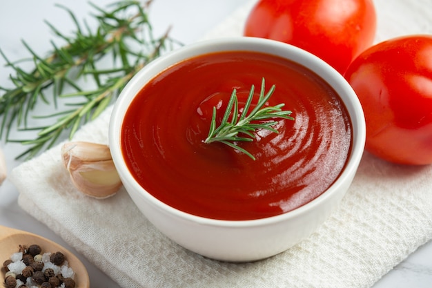 Foto gratuita ketchup o salsa de tomate con tomate fresco