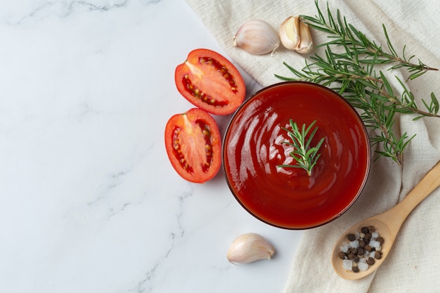 Foto gratuita ketchup o salsa de tomate con tomate fresco