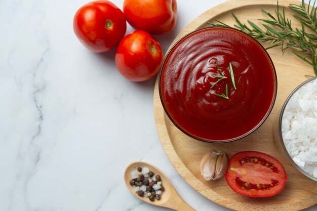 Ketchup o salsa de tomate con tomate fresco