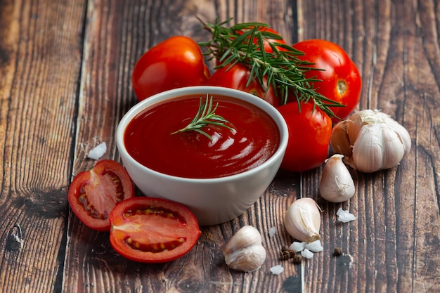 Foto gratuita ketchup o salsa de tomate con tomate fresco