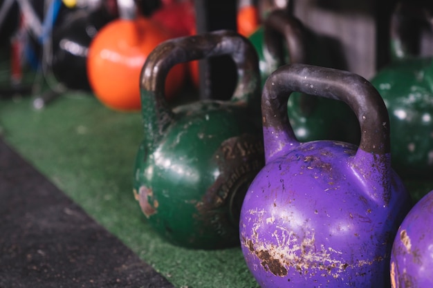 Foto gratuita kettlebells en gimnasio