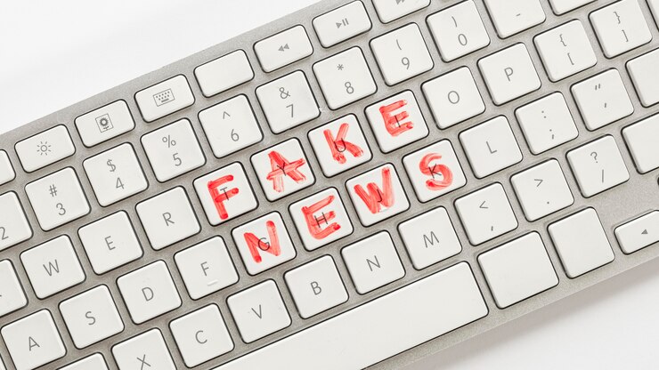 Photo Gratis keyboard with fake news