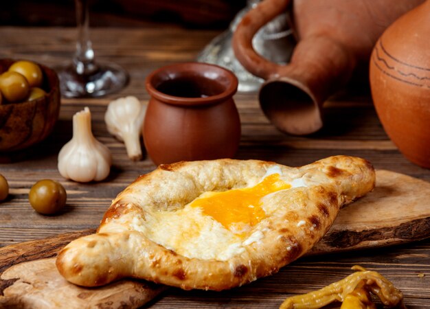 Khachapuri Adjarian sobre la mesa