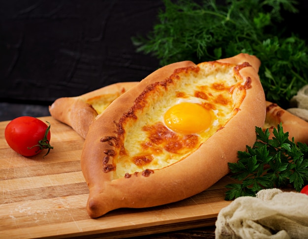 Khachapuri en Adjarian. Tarta abierta con mozzarella y huevo. Cocina georgiana.