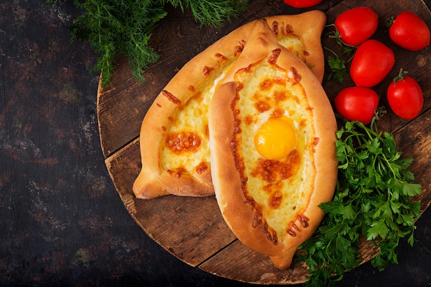 Khachapuri en Adjarian. Tarta abierta con mozzarella y huevo. Cocina georgiana.