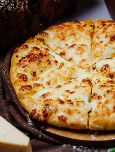 Khachapuri georgiano con queso derretido y en rodajas.