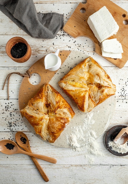 Khachapuri con queso blanco rebanado