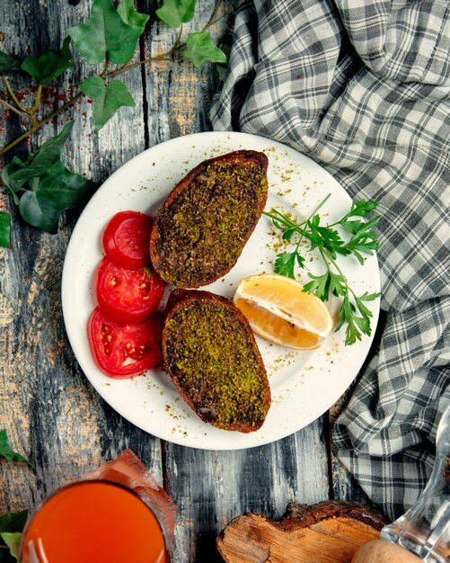 Kibbeh relleno de albóndigas ichli kofte turco con bulgur, carne picada, cebolla