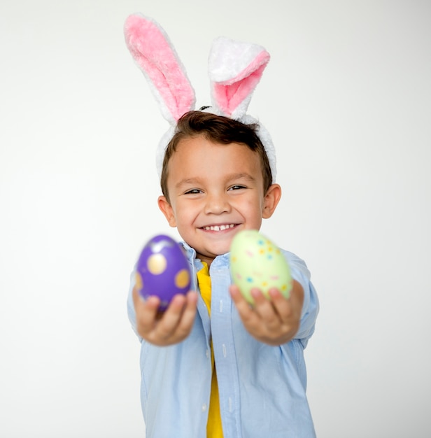 Foto gratuita kid easter celebration studio concept