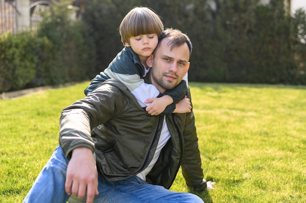 Kid holding padre al aire libre