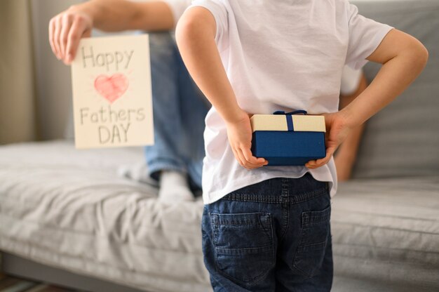 Kid sorprendente padre con regalo