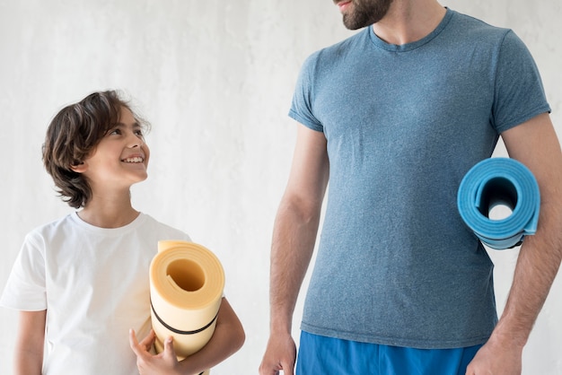 Kid y su padre haciendo deporte en casa