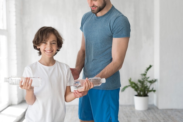 Kid y su padre haciendo deporte en casa