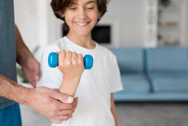 Kid y su padre haciendo deporte en casa