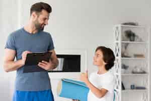 Foto gratuita kid y su padre haciendo deporte en casa