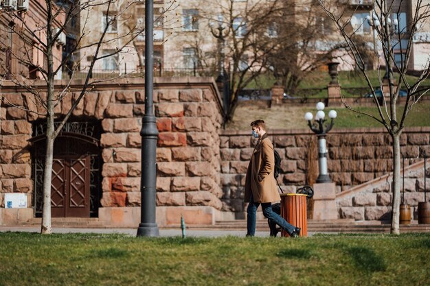 Kiev, Ucrania, 28 de marzo de 2020, gente ucraniana con máscaras de protección facial en una calle casi vacía, tiempo de cuarentena en Ucrania,