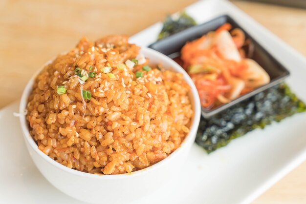 Kimchi de cerdo arroz frito con algas