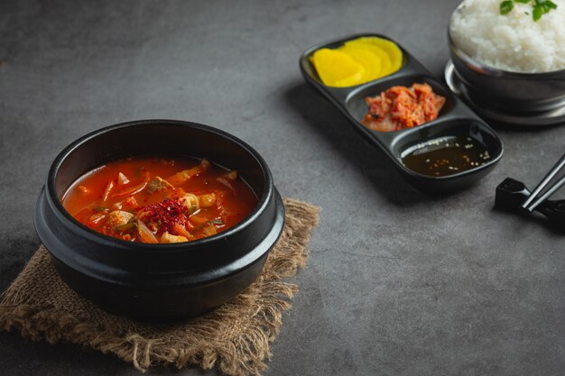 Kimchi Jikae o sopa de kimchi lista para comer en un tazón