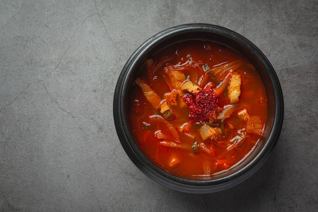 Kimchi Jikae o sopa de kimchi lista para comer en un tazón