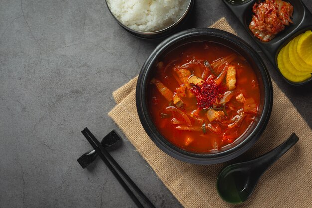 Kimchi Jikae o sopa de kimchi lista para comer en un tazón