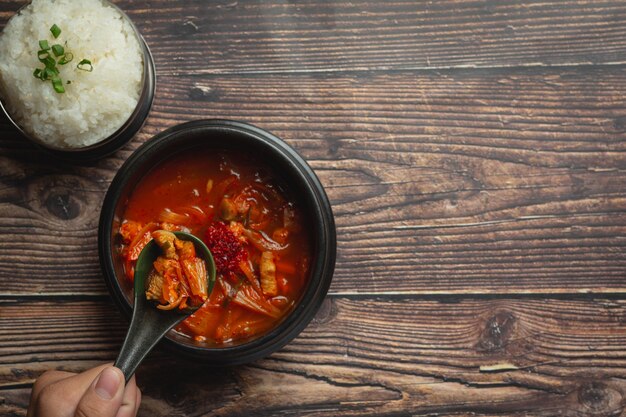 Kimchi Jikae o sopa de kimchi lista para comer en un tazón