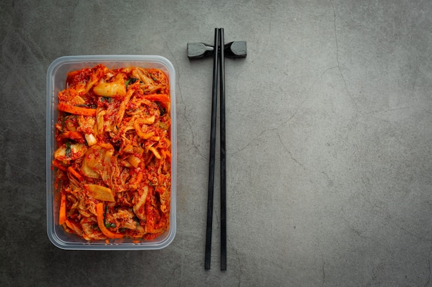 kimchi listo para comer en caja de plástico