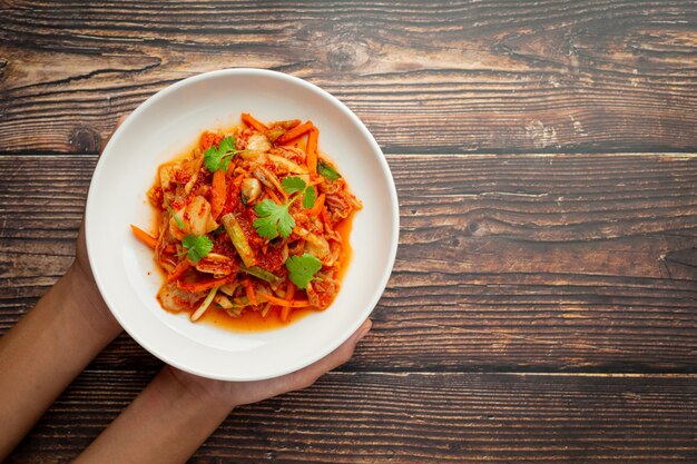 kimchi listo para comer en plato blanco