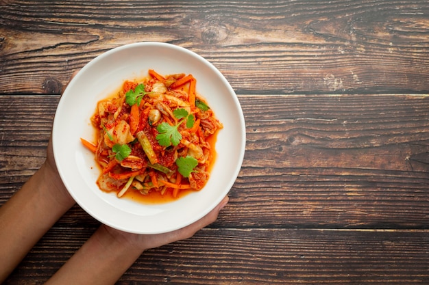 kimchi listo para comer en plato blanco