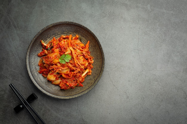 kimchi listo para comer en plato negro