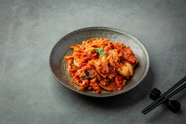 kimchi listo para comer en plato negro