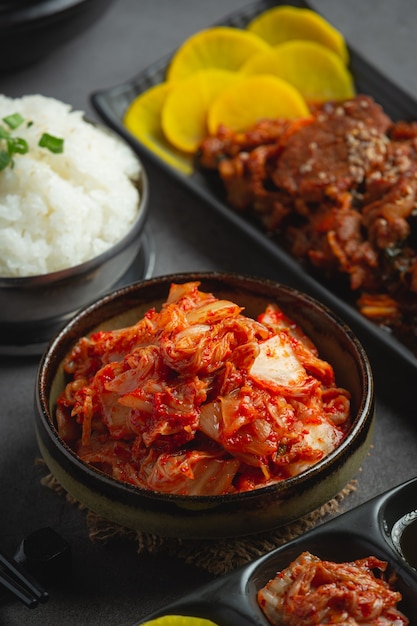 Foto gratuita kimchi listo para comer en un tazón