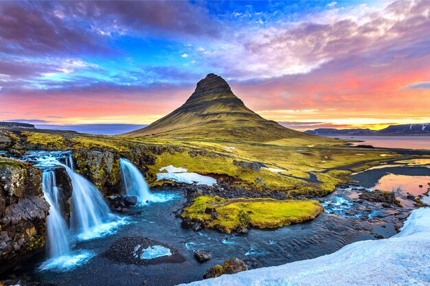 Kirkjufell al amanecer en Islandia. Precioso paisaje.