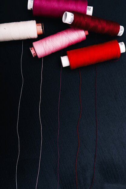 Kit de costura con hilos de algodón. Vista superior