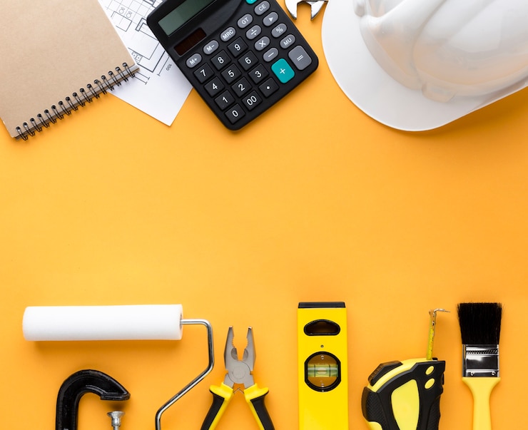 Foto gratuito kit de herramientas amarillas y calculadora con espacio de copia