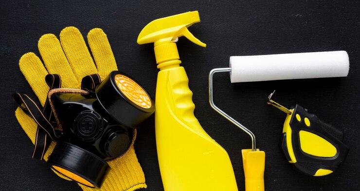 Foto gratuito kit de herramientas de reparación de máscara de polvo y amarillo