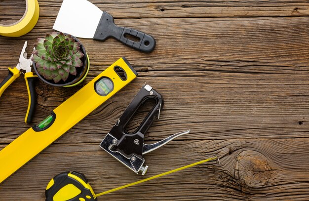 Kit de herramientas de reparación y planta suculenta sobre fondo de madera