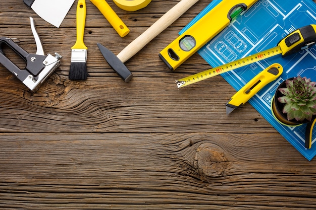 Kit de impresión y reparación azul sobre fondo de madera