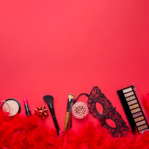 Foto gratuita kit de maquillaje y máscara de carnaval con espacio de copia