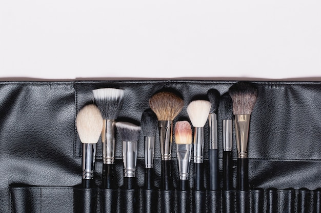 Foto gratuita kit de pinceles de maquillaje en bolsa