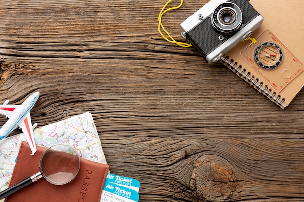 Foto gratuita kit de viaje de vista superior sobre una mesa de madera