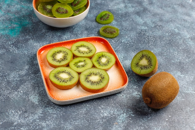 Kiwi casero seco con kiwi fresco.