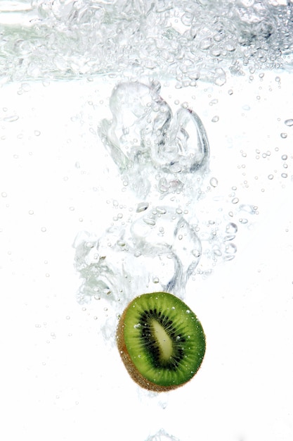 Foto gratuita kiwi cayó al agua