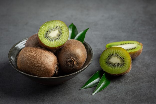 Kiwi fresco, cortado por la mitad, poner en un plato de plata