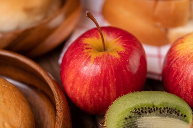 Kiwi, manzanas y pan en la mesa