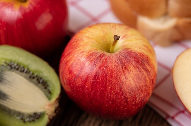 Kiwi, manzanas y pan en la mesa