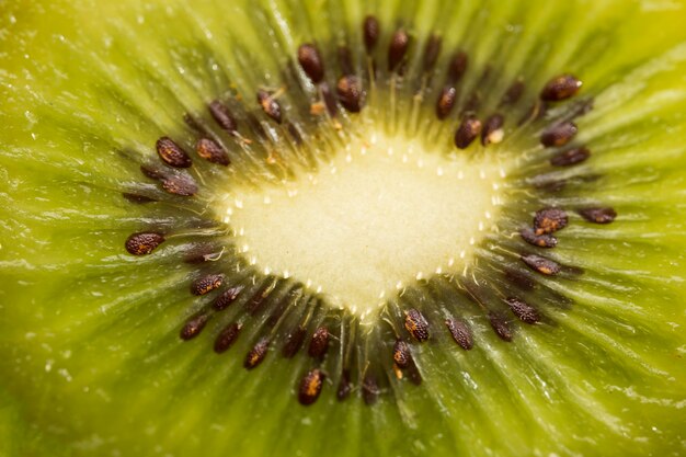 Kiwi con primer plano de semillas